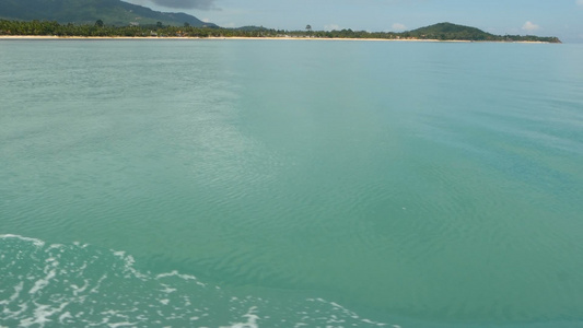 与小型传统泰式小屋和平静的海洋苏梅岛泰国的沙滩岸边视频