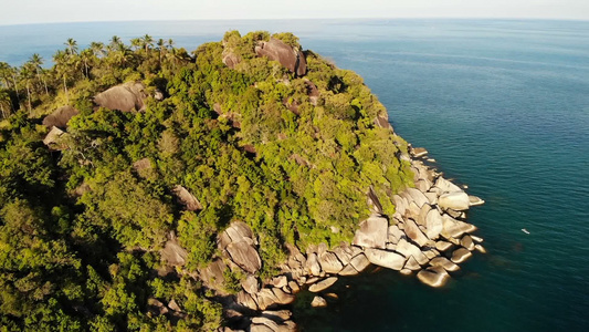 空中无人机俯瞰异国情调的天堂热带海岸悬崖火山石覆盖视频