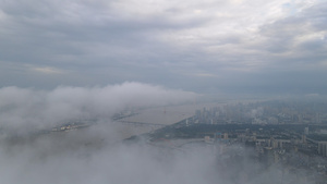 航拍风光城市流动的白云天空上俯瞰长江江景道路桥梁城市高空穿云素材58秒视频