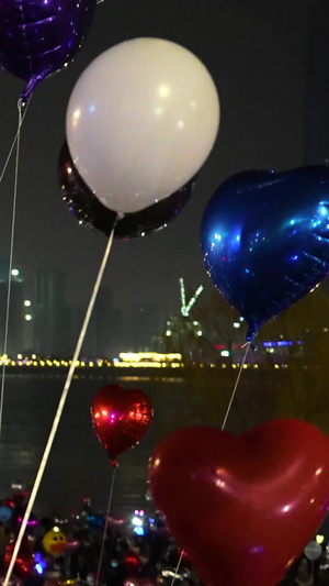 城市跨年节日夜晚放飞气球庆祝活动现场人群素材城市素材54秒视频