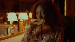 在夜店喝鸡尾酒的非裔美国女人 两个在酒吧休息了19秒视频
