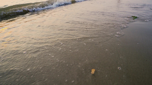 海岸沙子平静的海浪溅起海滩第一视角在水面上移动视频