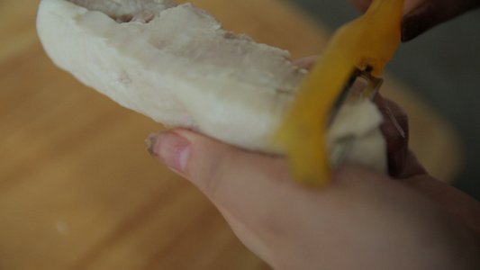 削皮刀制作晾衣白肉切肉片 视频