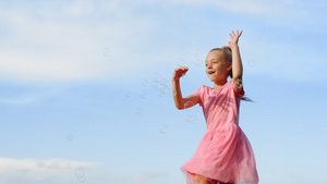 在城市公园吹肥皂泡的开心女人 玩户外游戏的快乐女孩12秒视频