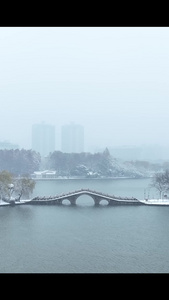 长沙城市冬天湖景雪景下雪视频