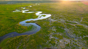5k航拍夕阳西下草原上蜿蜒的河流九曲湾29秒视频