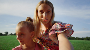 母亲和女儿在城市公园装上手机摄像头微笑19秒视频