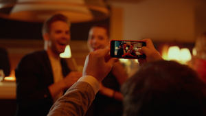 快乐的朋友在酒吧用智能手机上摆姿势照片17秒视频