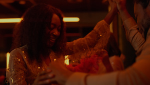 非裔情侣在酒吧的派对上跳舞11秒视频