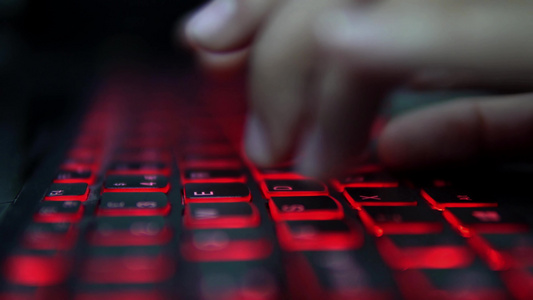 青少年黑客黑客女孩在黑暗中攻击企业服务器打入红灯笔记本电脑视频