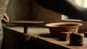 拿一块湿粘土开始制作陶器的 男子27秒视频