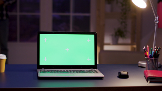 办公桌上有绿色屏幕的笔记本电脑视频