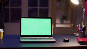 办公桌上有绿色屏幕的笔记本电脑18秒视频