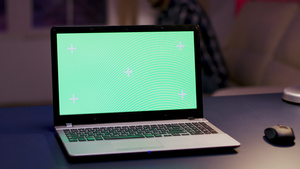 家庭办公室内带绿色笔记本电脑的绿色屏幕14秒视频