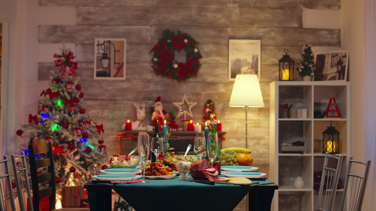 为圣诞节庆祝活动装饰的美丽桌桌视频