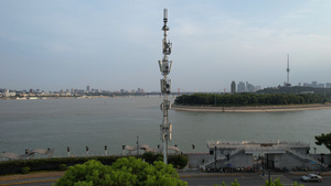 航拍城市江景长江科技数码5G信号接收器街景信号塔4k素材59秒视频