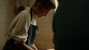 在陶器中与湿泥合作的年轻女子25秒视频