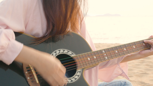 长发女郎在海滩弹声吉他视频
