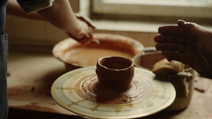 在陶器中雕刻拉坯过程24秒视频