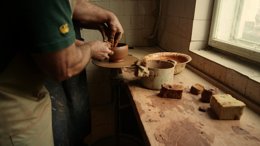 男性教授女孩练泥陶器工艺品视频