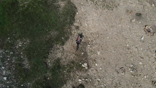 山上骑摩托车的人在湖边溜走在瑞士的岩石海滩上兜风视频