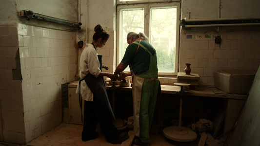 女青年在陶器中做拉坯过程视频
