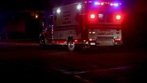 救护车在夜间城市13秒视频
