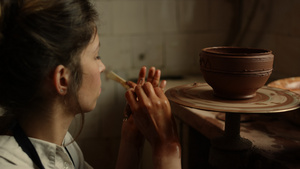 在陶器中装饰粘土锅的焦点女性26秒视频