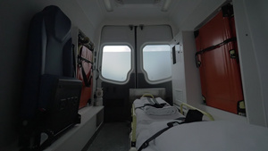 驾驶空救护车的内视图28秒视频
