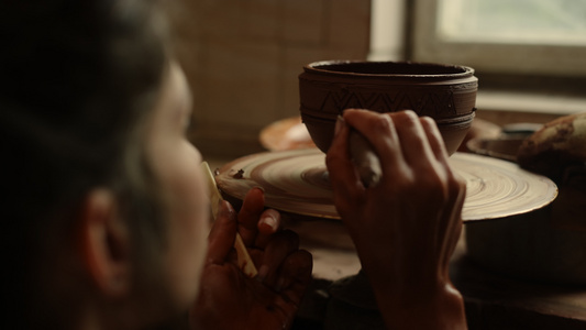 在粘土锅上画装饰品的艺术家视频
