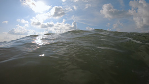 漂浮在编织的瓦特海面上海浪将他推到水下30秒视频