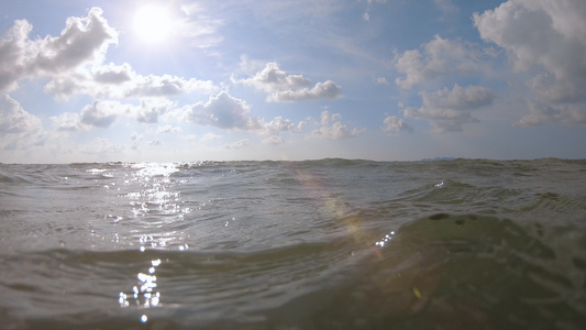 漂浮在编织的瓦特海面上海浪将他推到水下视频