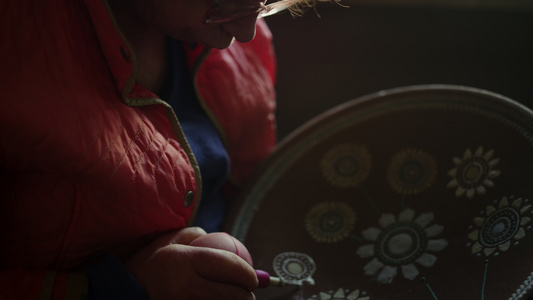 在陶器中装饰粘土制品的有重点妇女视频