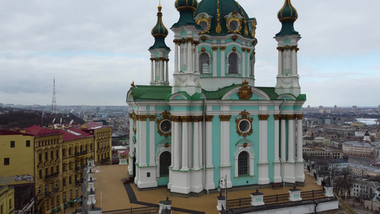 乌克兰基辅—2021年3月圣安德鲁东正教教堂和安德鲁视频