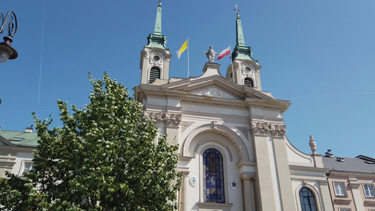 屋顶上挂着油画旗帜的教堂视频