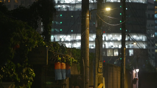 北京城市夜晚胡同弄堂下雨雨景视频