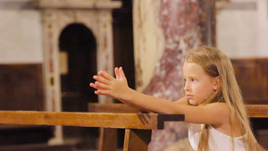 可爱的小女孩在教堂里演唱5秒视频