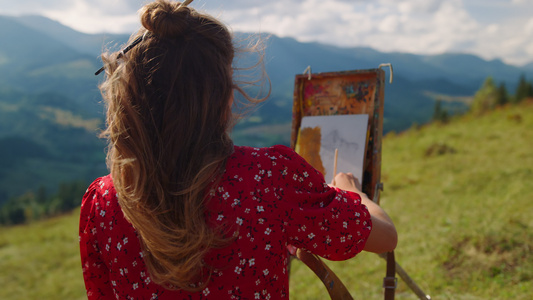 女人在山丘特写上创造画面自然视频