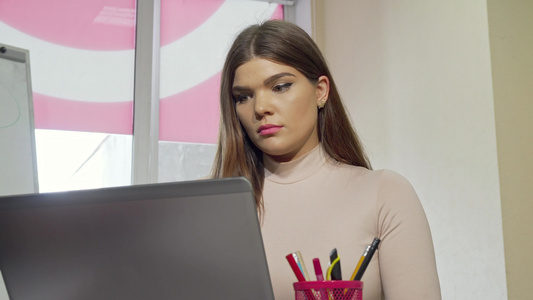 具有吸引力的女学生在用笔记本电脑工作时当着疲劳的心力视频