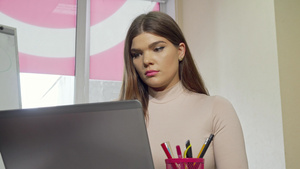 具有吸引力的女学生在用笔记本电脑工作时当着疲劳的心力13秒视频