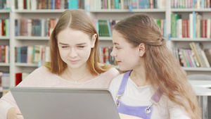 有两个少女在图书馆学习享受在一起学习的快乐15秒视频