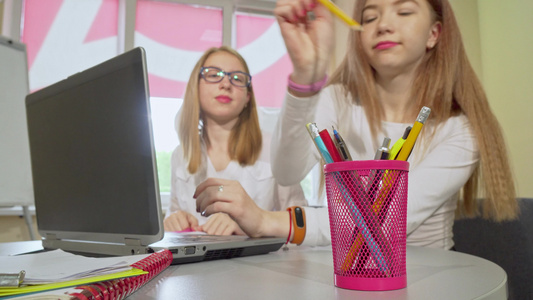 使用笔记本电脑共同学习的两名少女女学生视频