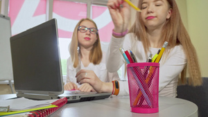使用笔记本电脑共同学习的两名女学生14秒视频