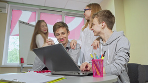 学生小组共同使用笔记本电脑15秒视频