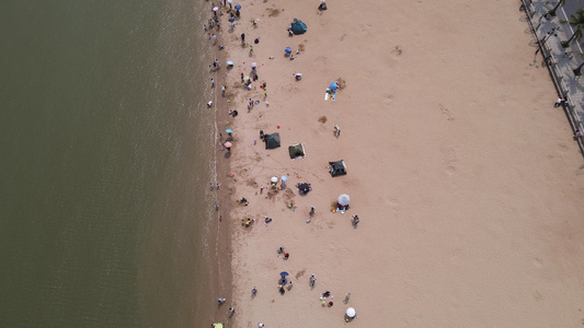 航拍夏日海边沙滩游玩人群视频