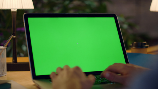 商人用绿色屏幕电脑工作视频