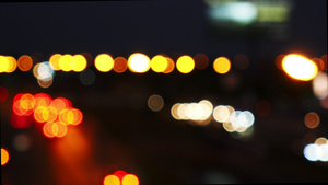 城市背景模糊夜间交通在街上行驶的汽车灯光下移动bokeh13秒视频