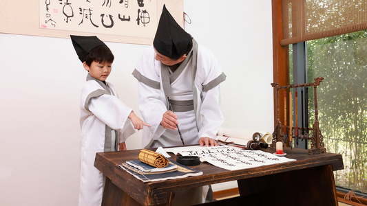 学生看国学教师写书法视频