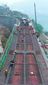 航拍高架桥公路建设工地钢管架工人铺设路面施工农民工视频