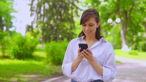 年轻商业女青年在网上阅读智能手机7秒视频